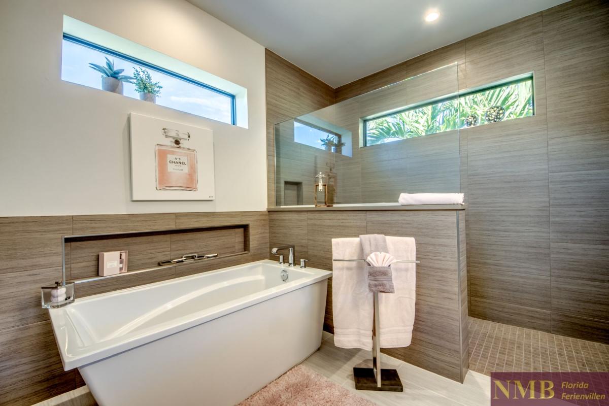 Ferienhaus-Cape-Coral-Sanisbar Breeze_40-Master-Bathroom